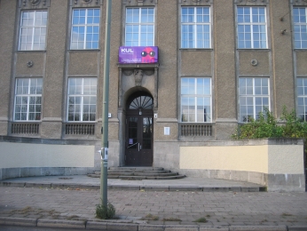 Hier geht's rein: Die KUL-Krake hängt über dem Eingang.