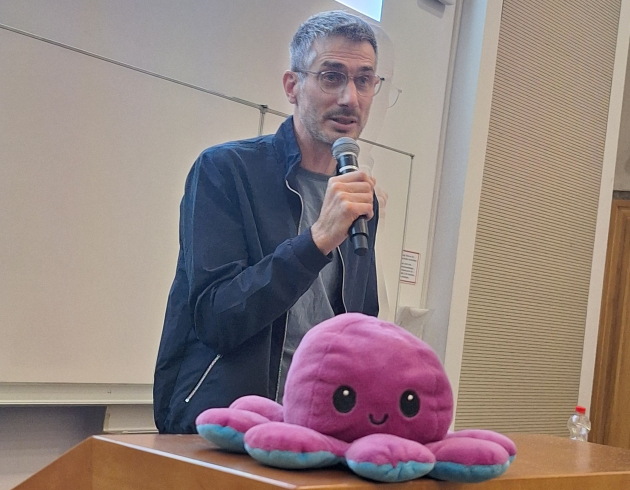 sowieso Pressebüro // Prof. Baetzgen bei der Vorlesung über Werbung