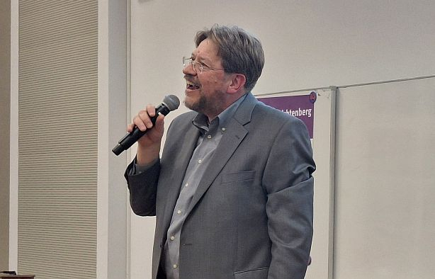 sowieso Pressebüro // Prof. Nettelnstroth bei seiner Vorlesung über Gefühle